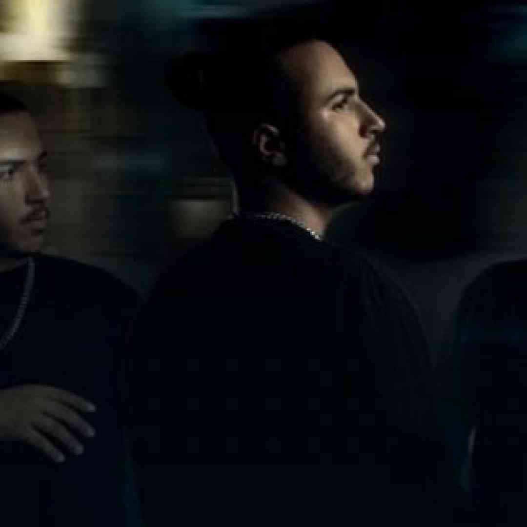 ققنوس میون این همه آدم غلط که عشقو میبینن بازی