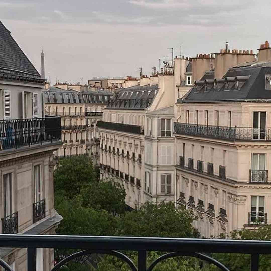 چسبیدم از صبح من به تختم