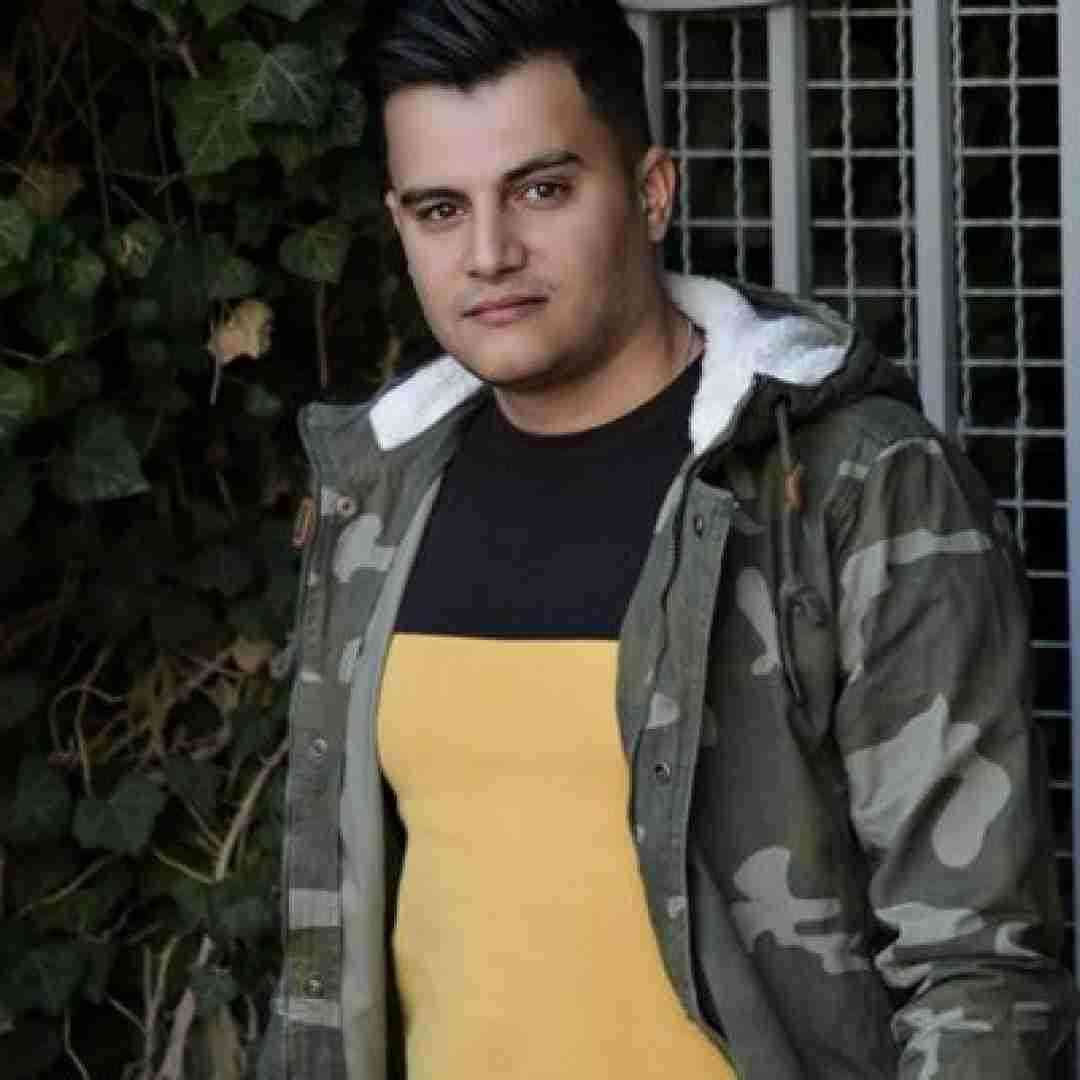 رامین کرمی افتادم گوشه ای حالم خراوه