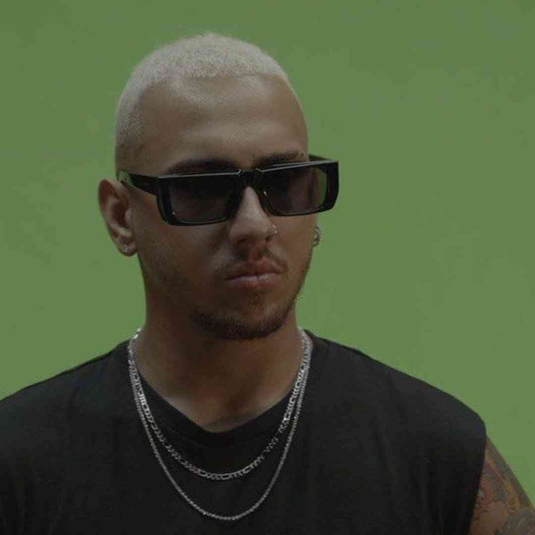 شایان یو من جونم خاک پای تو من نمیزارم کسی نزدیک شه