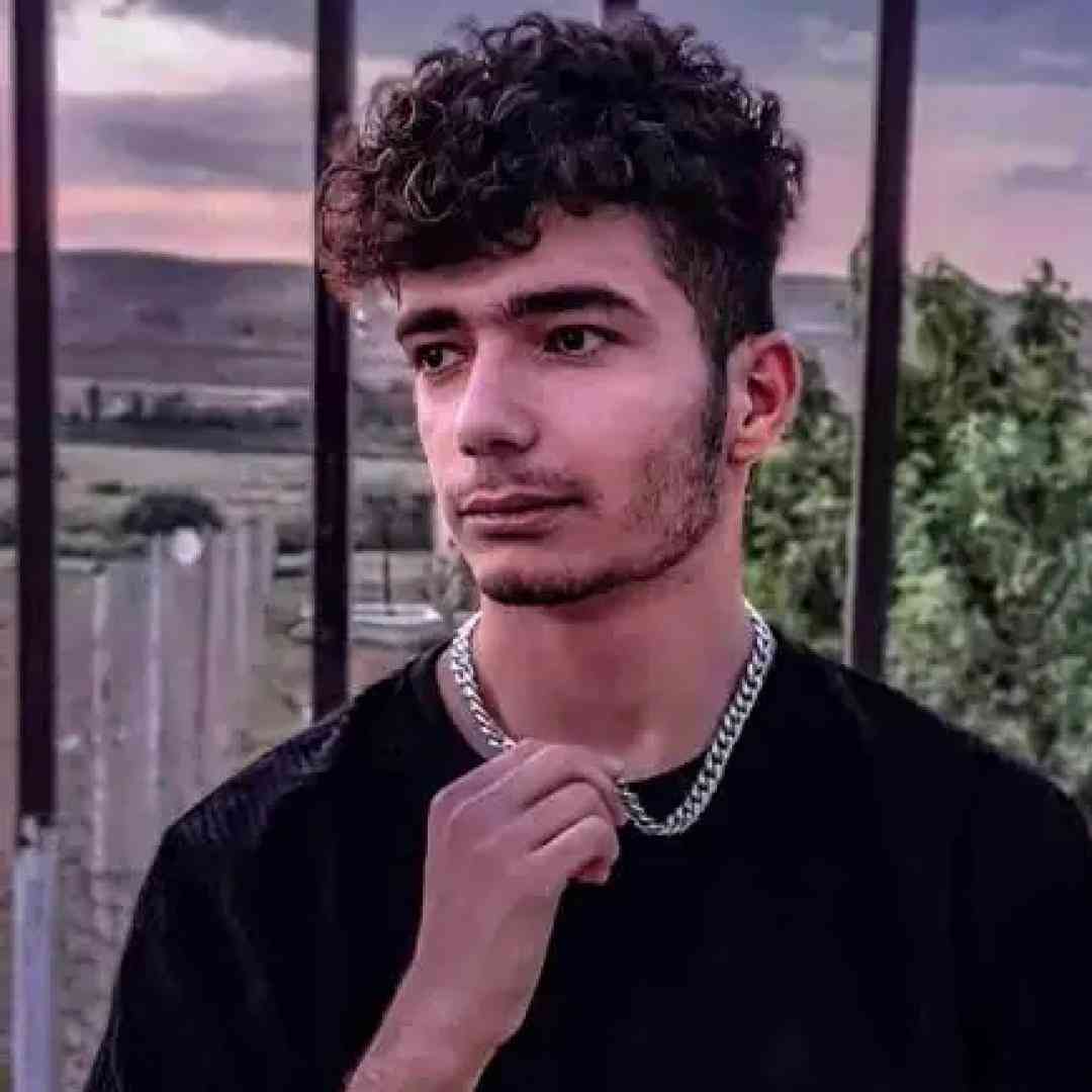 آریان رحیمی درگیر آشوب و افسردگیه حادم