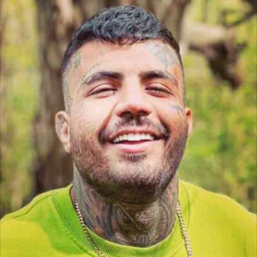 مهدیار همیشه من که نیستم کنارت خنده باشه