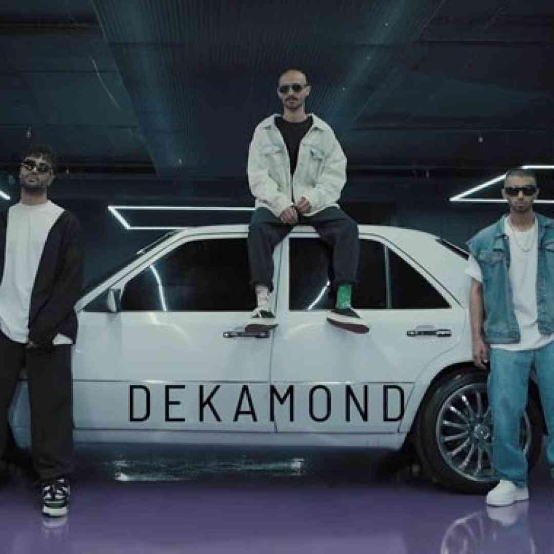 دکاموند تو مراقب گلت نبودی داره خشک میشه باغت