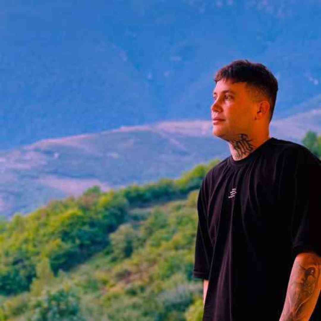 علی احمدیانی آسمانم زمین شده گل سرخ دلم