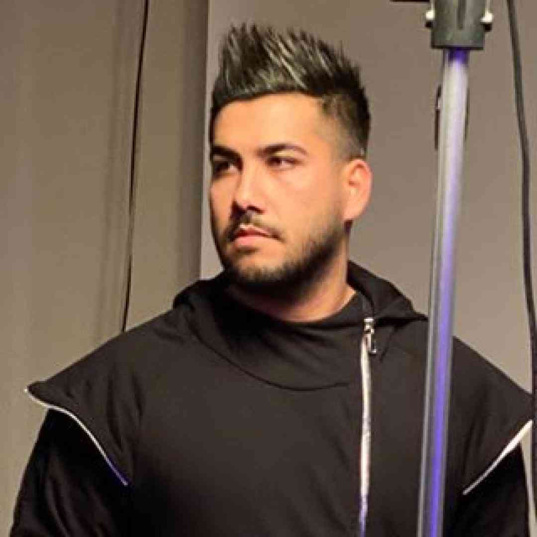وحید دانشور برگرد