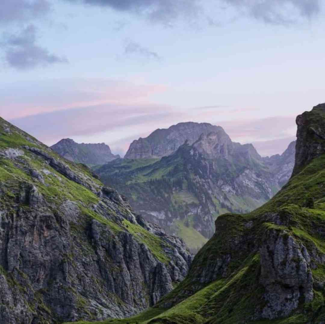  من به فکر خستگی های پر پرنده هام