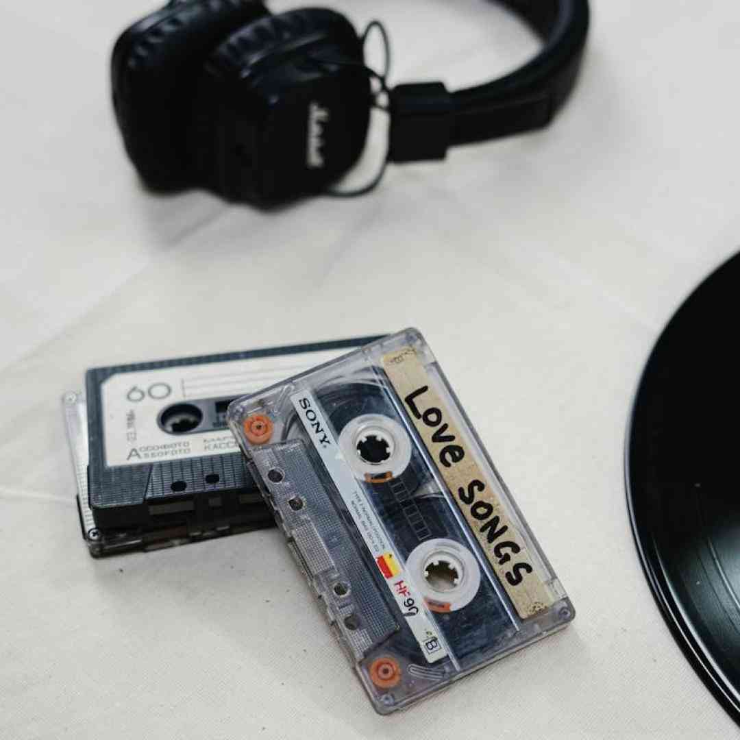 میاره دوتا پیک جلو روم و هی میگه سلام سلام