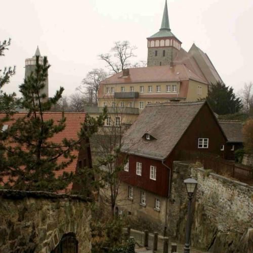  درو وا کن عزیزم میخوام بیام به دیدنت