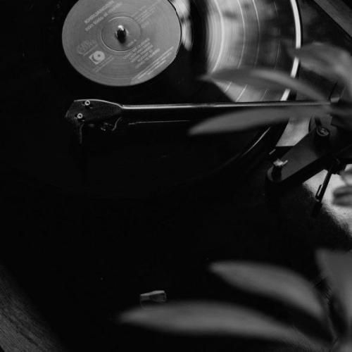 دانلود آهنگ جدید یادمه هنوز دادا بعد سه سال از کشوری میخونم